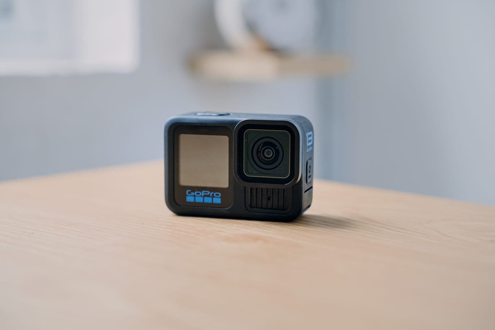 Chiếc GoPro nhỏ đặt trên mặt bàn gỗ sáng
